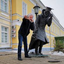 Ветер, холод, слякоть, дождь, грязь на тротуаре, и бредёт по Таганрогу Человек в футляре
